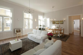Urban Haven - 3 Beds, 3 Baths, Free Parking, Near Central Market
